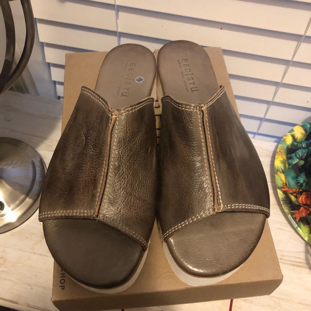 NEW in box. Bed Stu Fairlee. Taupe. Size 9